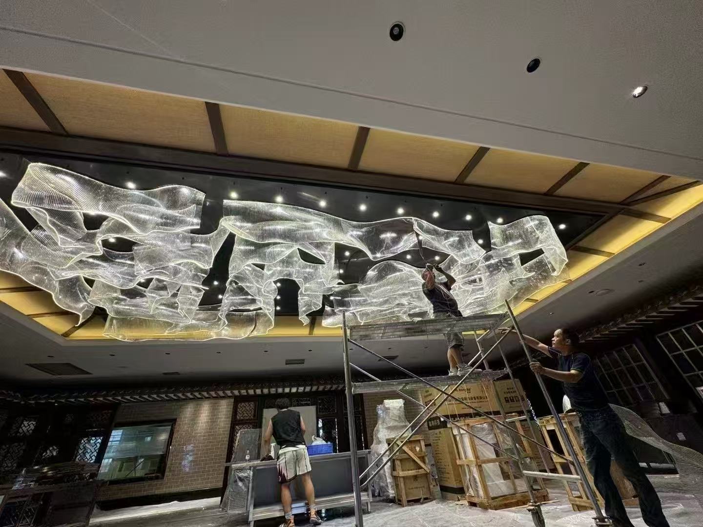 Glass ribbon lighting during on-site installation